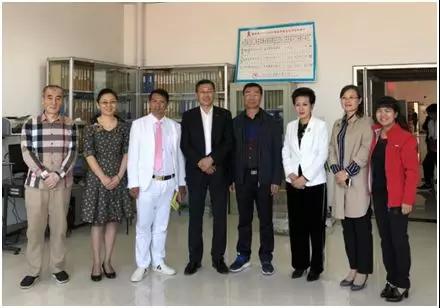 联合国IG0组织公使王凤麟先生一行在陈巨余董事长陪同下深入该地区看望慰问贫困家庭的艾滋病患者。陈巨余董事长代表凯发K8旗舰厅集团向当地疾控中心捐赠了价值1000万人民币的药品