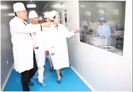 联合国IG0组织公使王凤麟先生一行在陈巨余董事长陪同下参观凯发K8旗舰厅集团制药厂