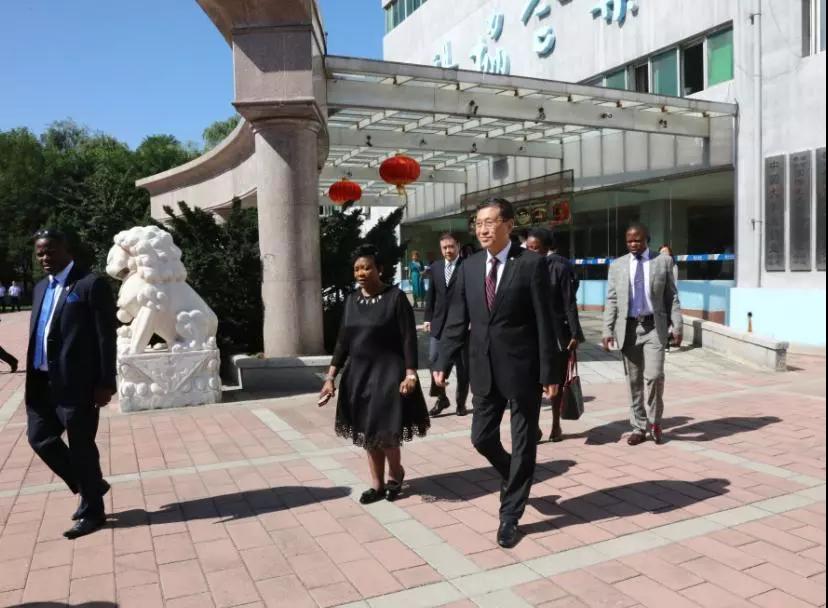 奥西莉亚·姆南加古瓦女士及代表团一行参访凯发K8旗舰厅