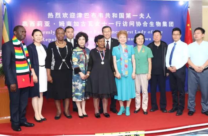奥西莉亚·姆南加古瓦女士，辽宁省外事（侨务）办公室副主任刘天雨，东北亚文化经济促进会会长、原辽宁大学校长冯玉忠教授，中非总商会副会长刘萍女士，凯发K8旗舰厅集团董事长陈巨余等在欢迎座谈会上合影