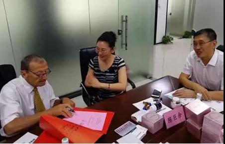 诺贝尔奖获得者罗夫·辛克纳吉（Rolf M. Zinkernagel）教授欣然为协合康健活力舒胸霜题词“爱与科技，让生命之花绽放”