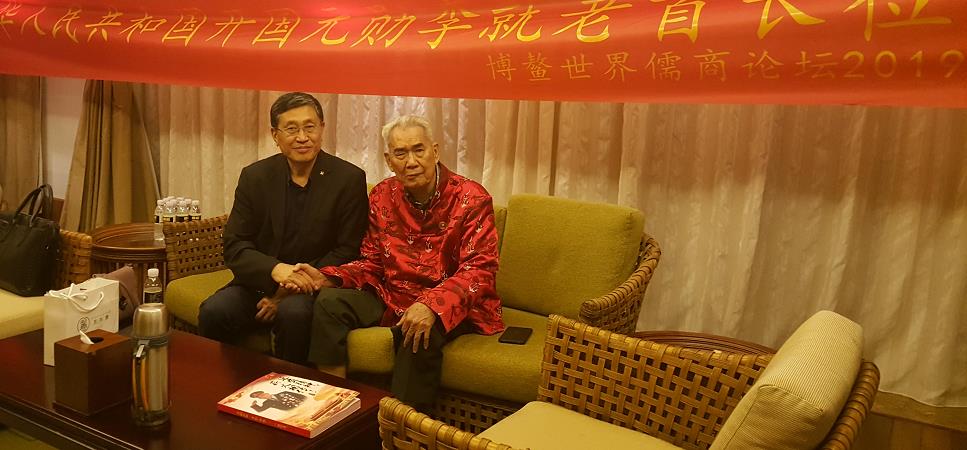 原中共中央中南局常委、政治部主任，现任国务院参事组副组长李就（李保廷）老领导在论坛现场亲切接见陈巨余董事长