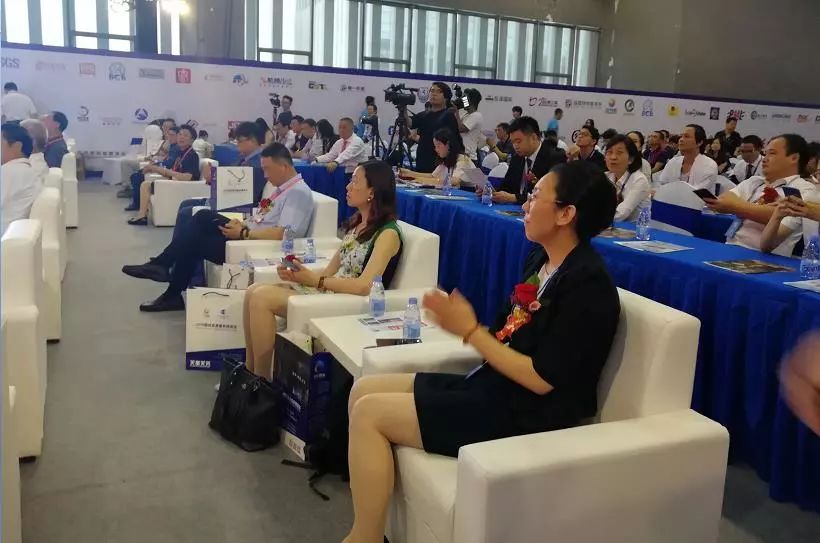 中国报关协会白雪燕副会长，中国报关协会白凤川秘书长，世界海关组织跨境电商工作组主席、宁波海关孙向阳副关长，广州海关彭纯玲副巡视员等领导和贵宾在展览现场对协合超抗原助力慈善科技展出给予充分肯定与高度赞赏