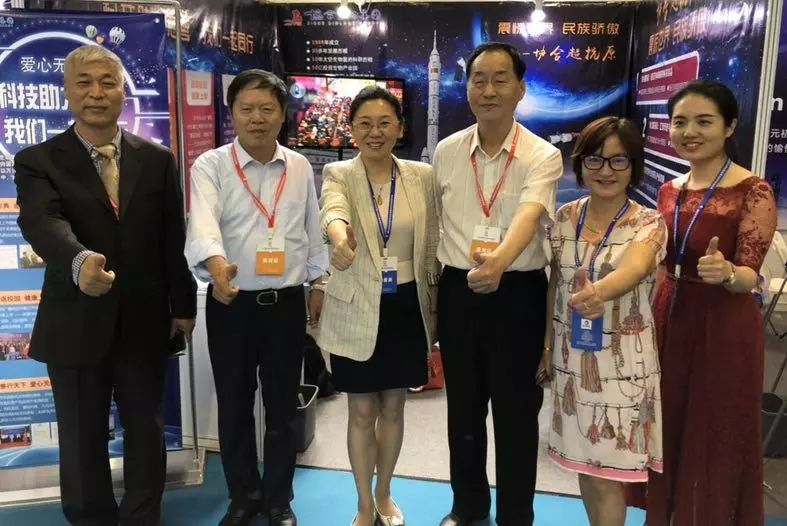 中国报关协会白雪燕副会长，中国报关协会白凤川秘书长，世界海关组织跨境电商工作组主席、宁波海关孙向阳副关长，广州海关彭纯玲副巡视员等领导和贵宾在展览现场对协合超抗原助力慈善科技展出给予充分肯定与高度赞赏